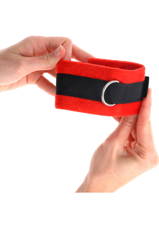 Bondage δεσμά από γούνα σε κόκκινο χρώμα