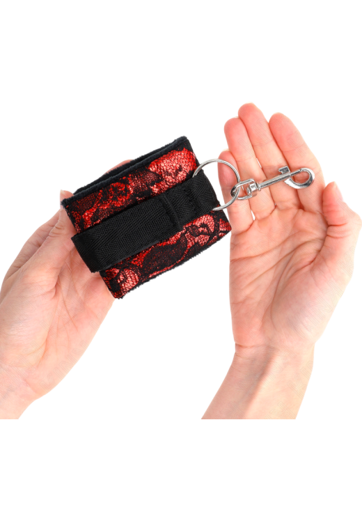 Bondage δεσμά από απαλό ύφασμα σε κόκκινο χρώμα