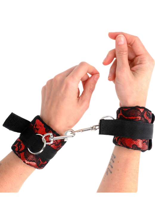 Bondage δεσμά από απαλό ύφασμα σε κόκκινο χρώμα